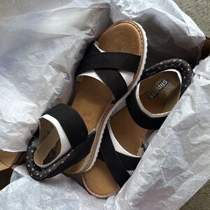 Skechers Bobs Women’s 7.5 Sandel / Black / New in box